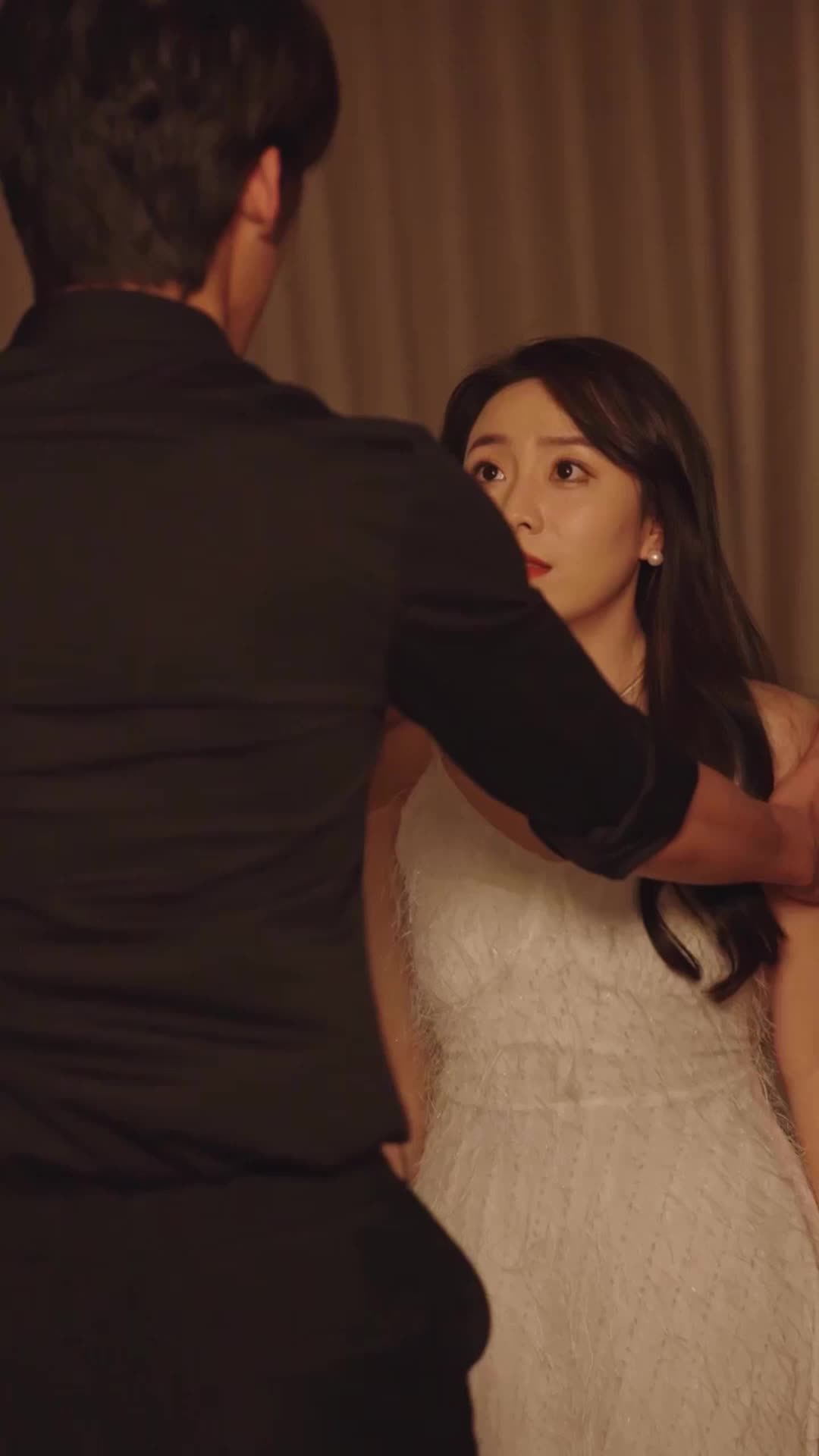 离婚后前夫在楼下跪了三天 EP.2