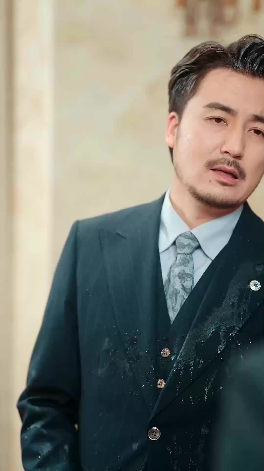 Tỷ phú trong bộ đồng phục EP.38