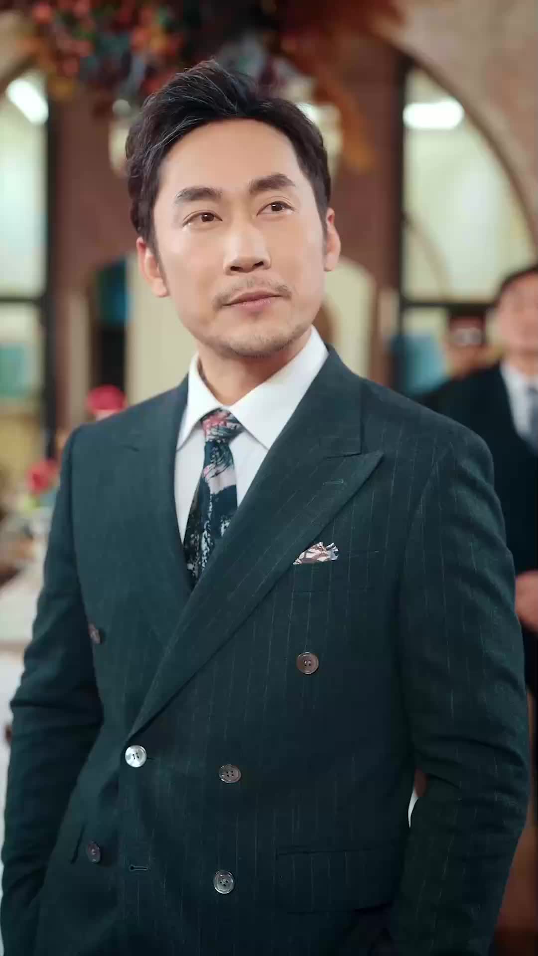 Tỷ phú trong bộ đồng phục EP.35