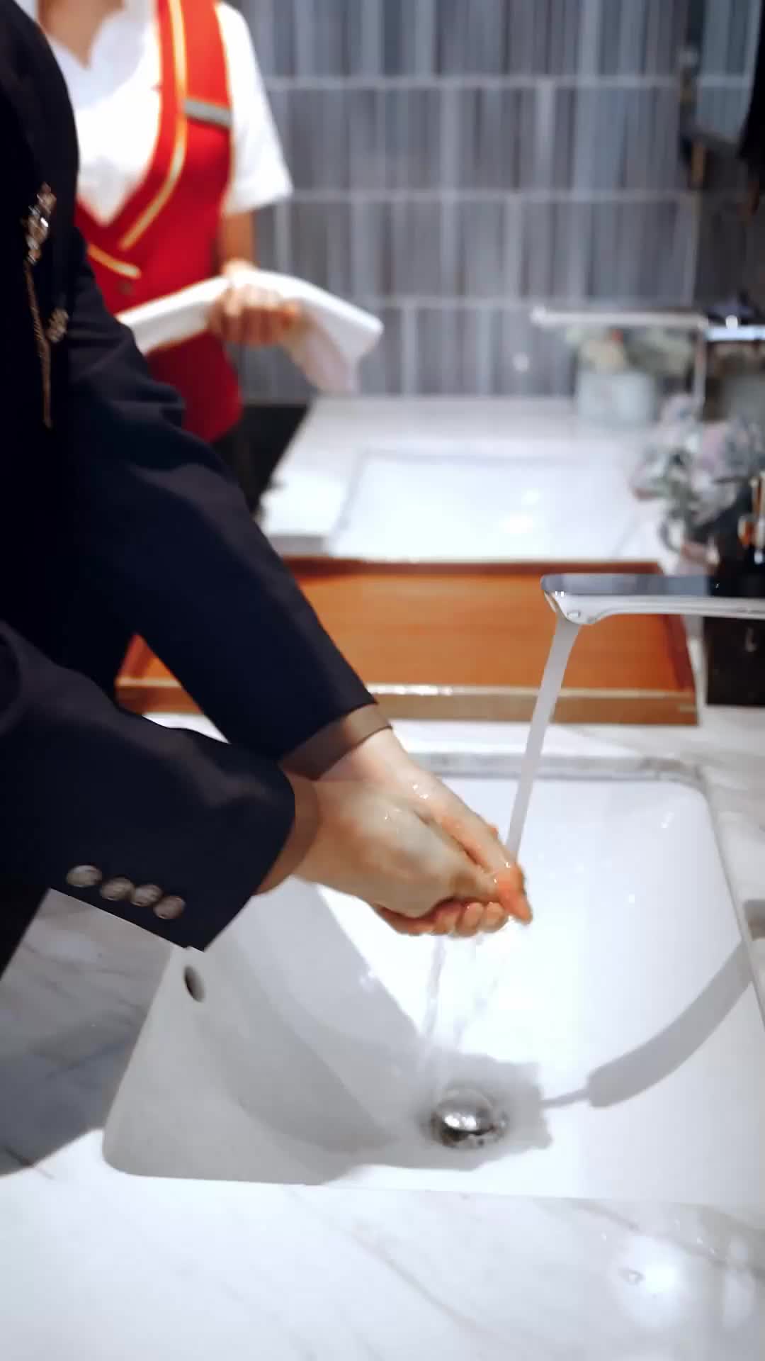 アラフィフの恋愛狂騒曲～女帝社長の彼氏は20才！？～ EP.1