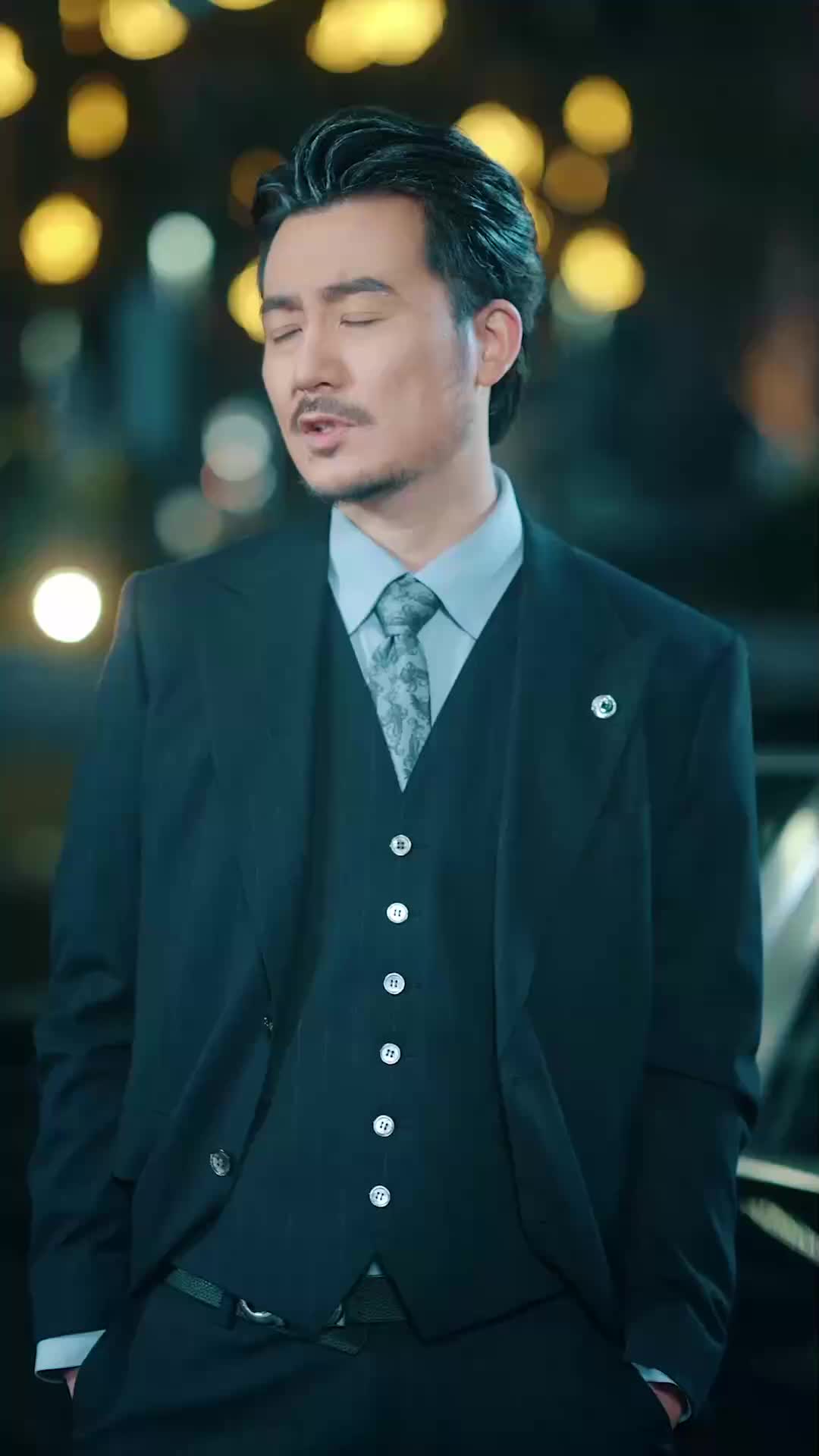 Tỷ phú trong bộ đồng phục EP.43