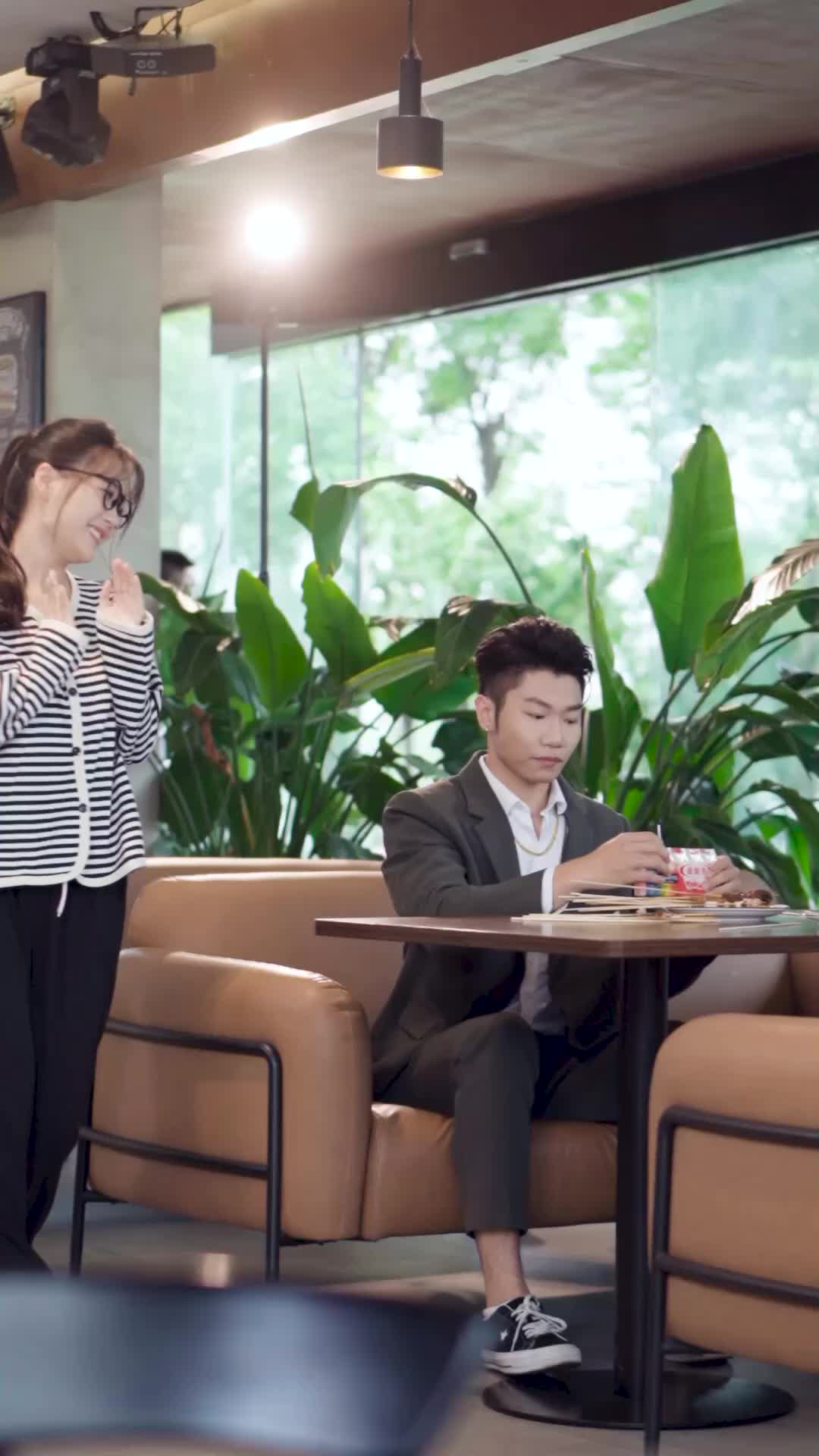 绑定暴富系统后霸总恋爱脑了 EP.2