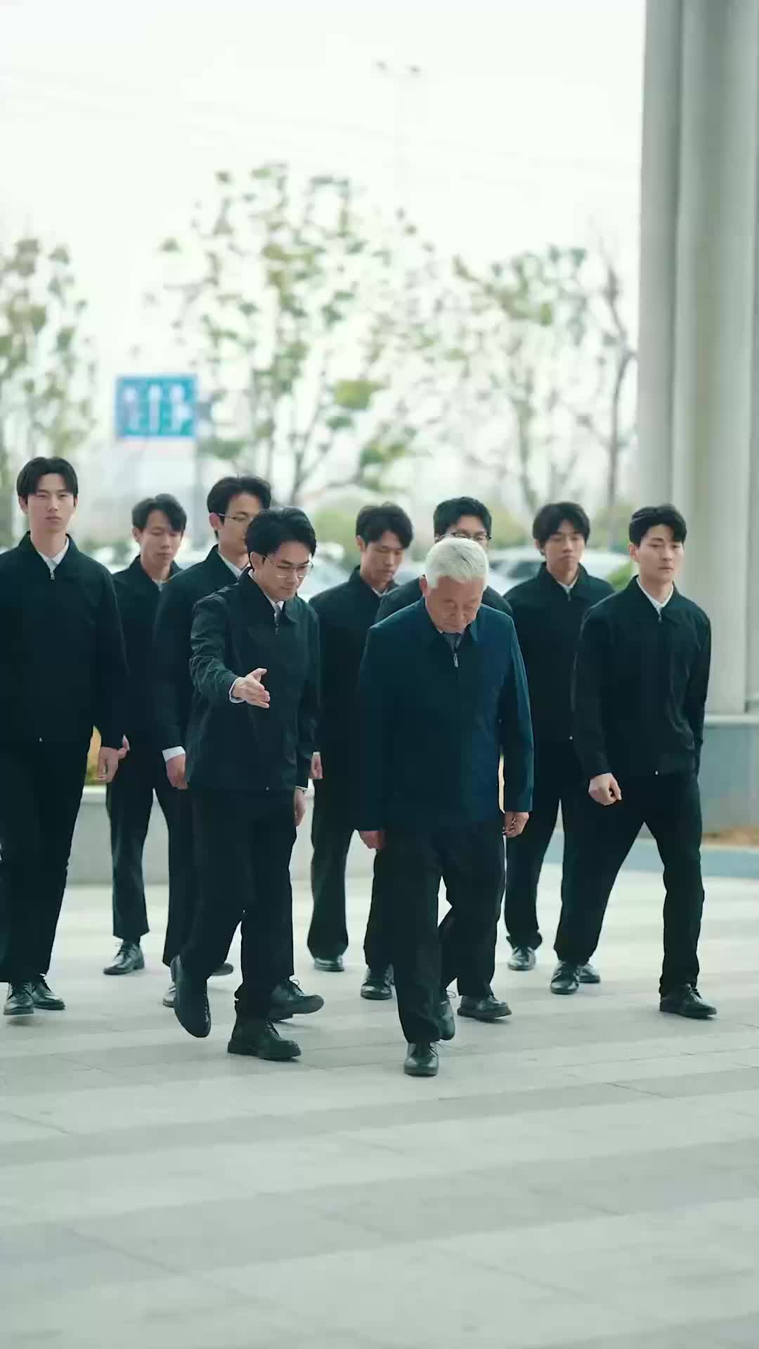 Tỷ phú trong bộ đồng phục EP.2